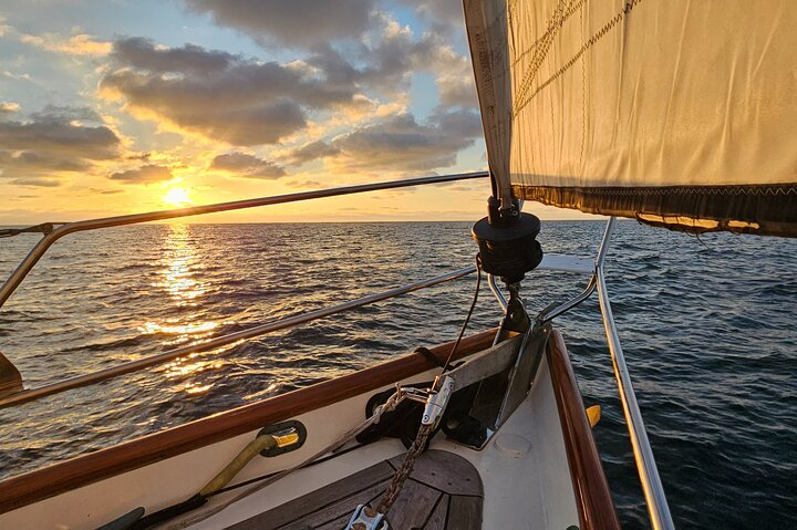 Daily Sunset Sails with Champagne 